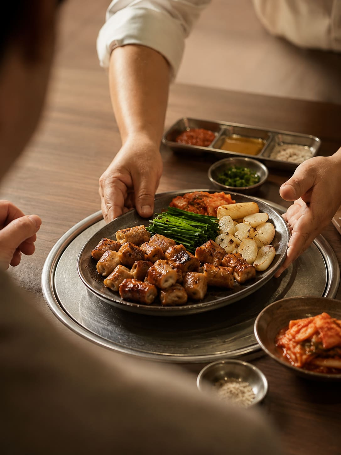 테이블에 오르는 곱창 한 상